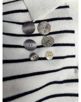 Knapp Pärlemor vit/grå