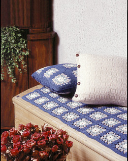 Beskrivning Virkad pläd och kudde i mormorsrutor och en stickad kudde