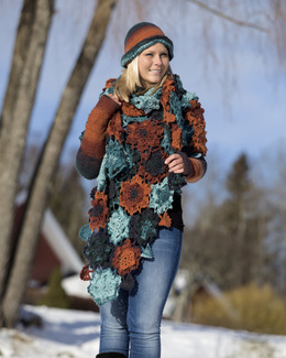 Beskrivning Virkad sjal med blommor, mössa och armvärmare