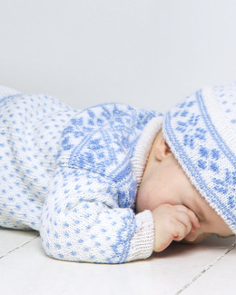 Beskrivning Kofta, mössa, knäbyxor och sockor