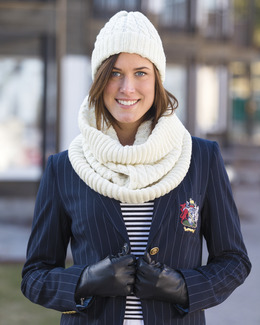 Beskrivning Mössa och halsvärmare/kjol