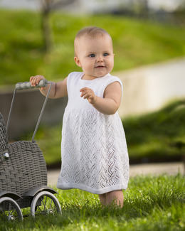 Beskrivning Barnklänning, kofta och mössa