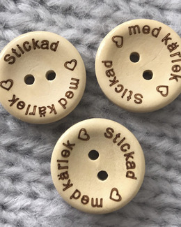 Träknapp Stickad med Kärlek 20 mm ljust trä