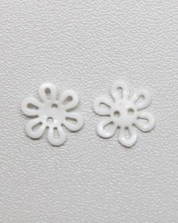 Knapp hvit blomst 12 mm Strikking, pynt, garn og strikkeoppskrifter