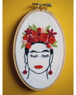 Broderipakke Bilde Frida Kahlo Strikking, pynt, garn og strikkeoppskrifter