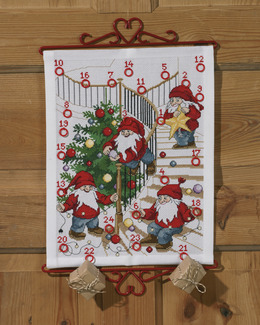 Broderikit Kalender Granpyntande tomtar