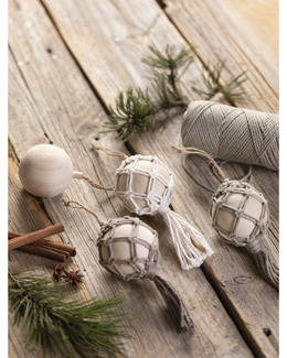 Beskrivelse Makraméknuten julekule Strikking, pynt, garn og strikkeoppskrifter