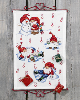 Broderikit Kalender Lek i snön