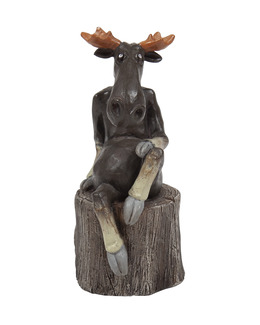 Älg Sitter På En Stubbe