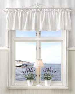 Kappmetervara Fanny med broderade blommor