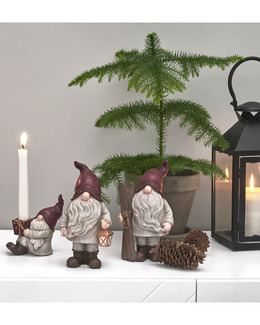 Prydnadstomte/ljusstake Nils med julklapp